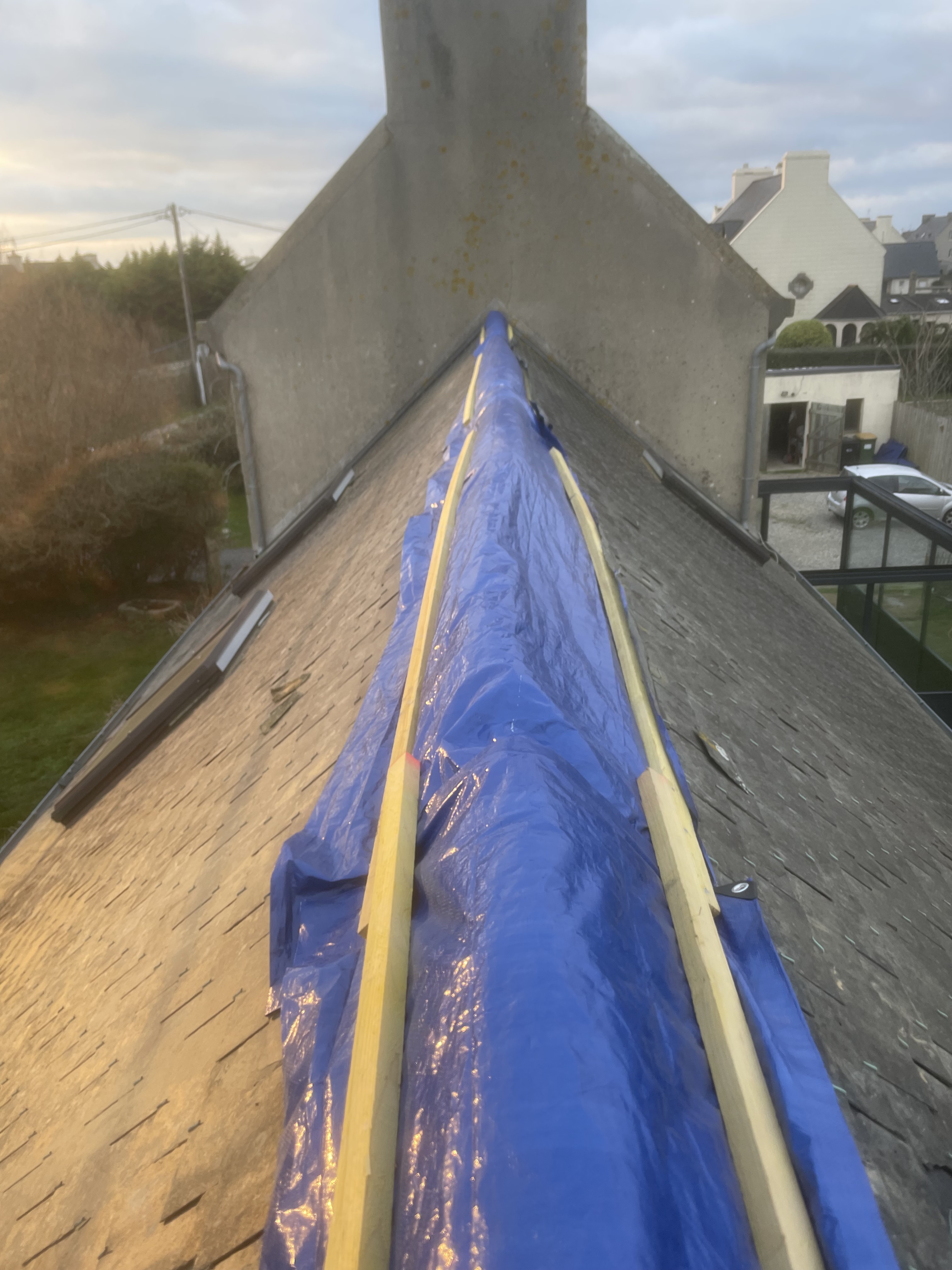 Intervention sécurisée sur une gouttière en hauteur