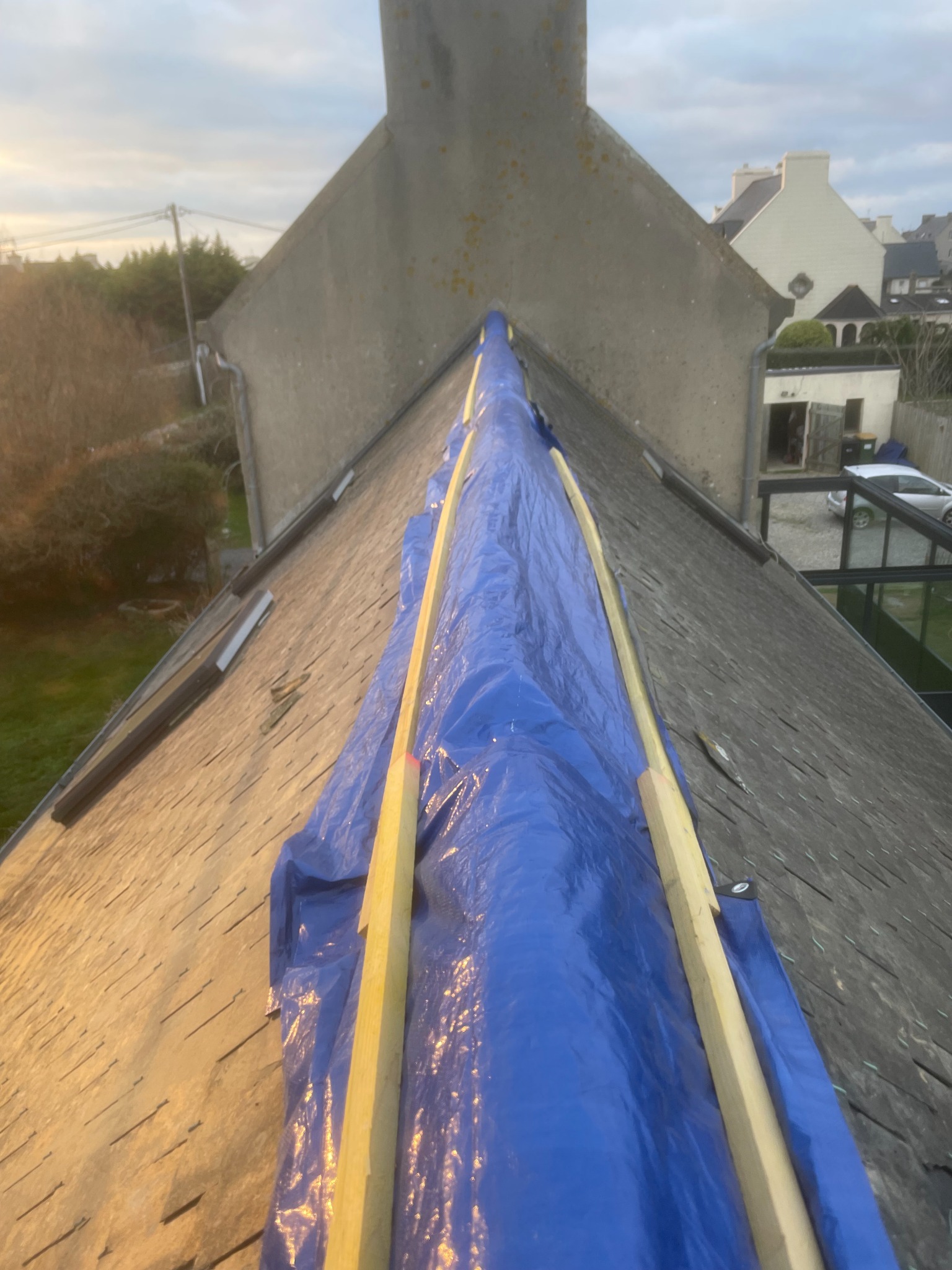 Bâche de protection installée sur le haut d’une toiture