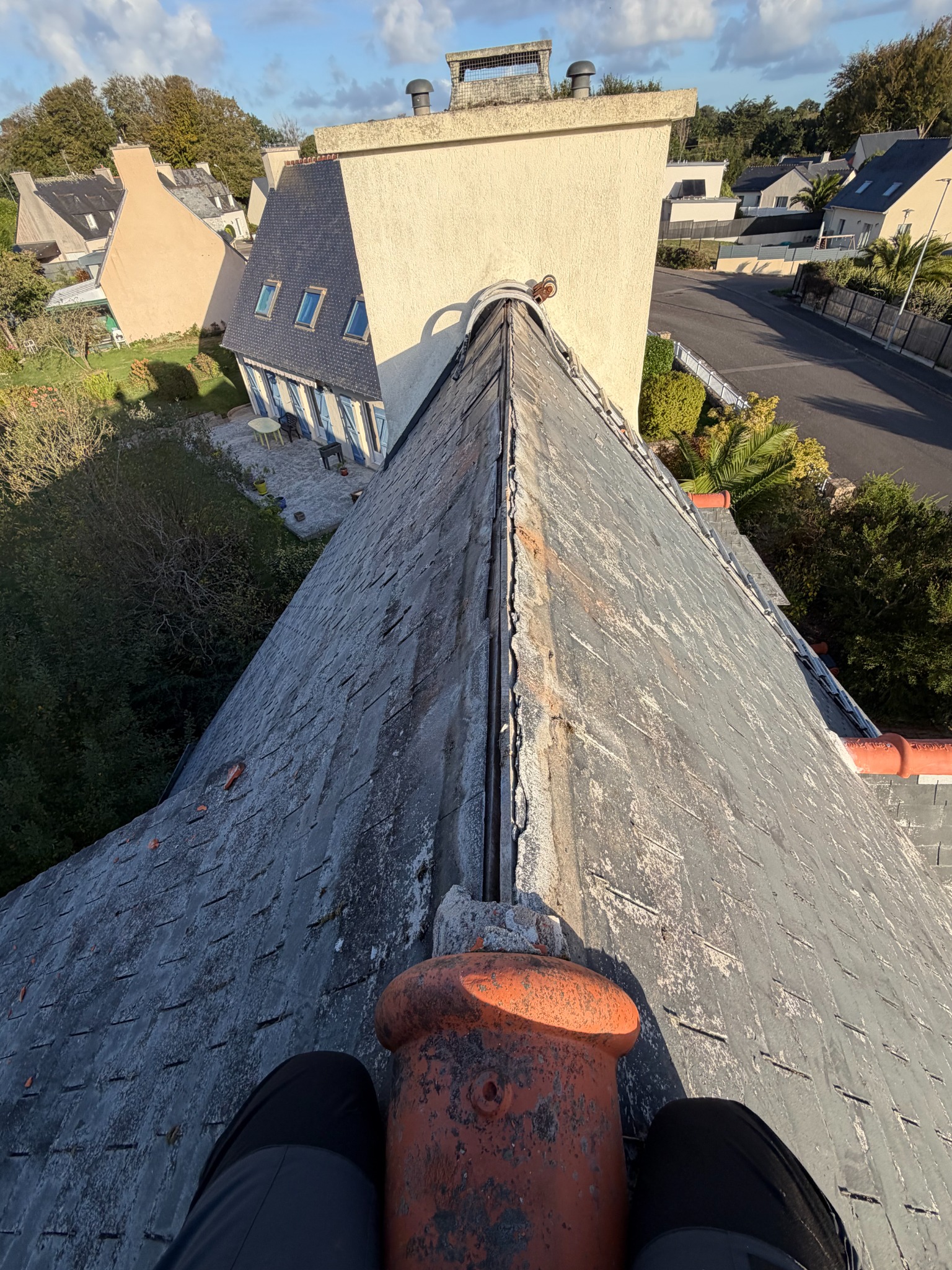Sommet de la toiture en ardoises après dépose des anciennes faîtières