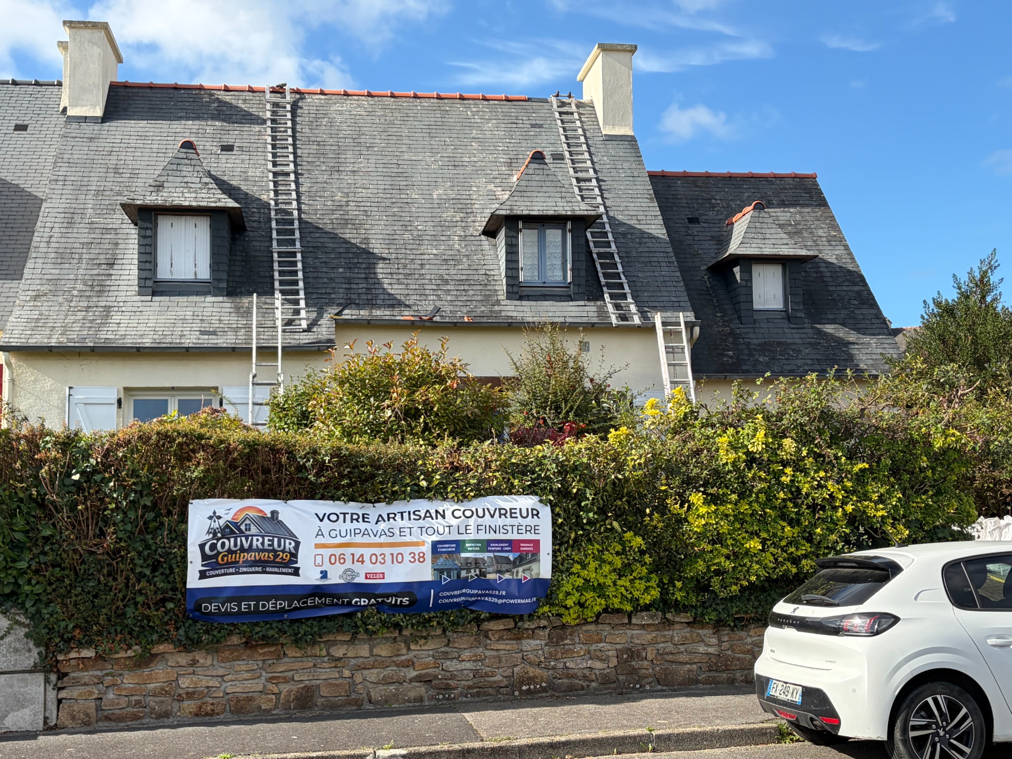 Vue générale de la toiture en ardoises après remplacement du faîtage en terre cuite