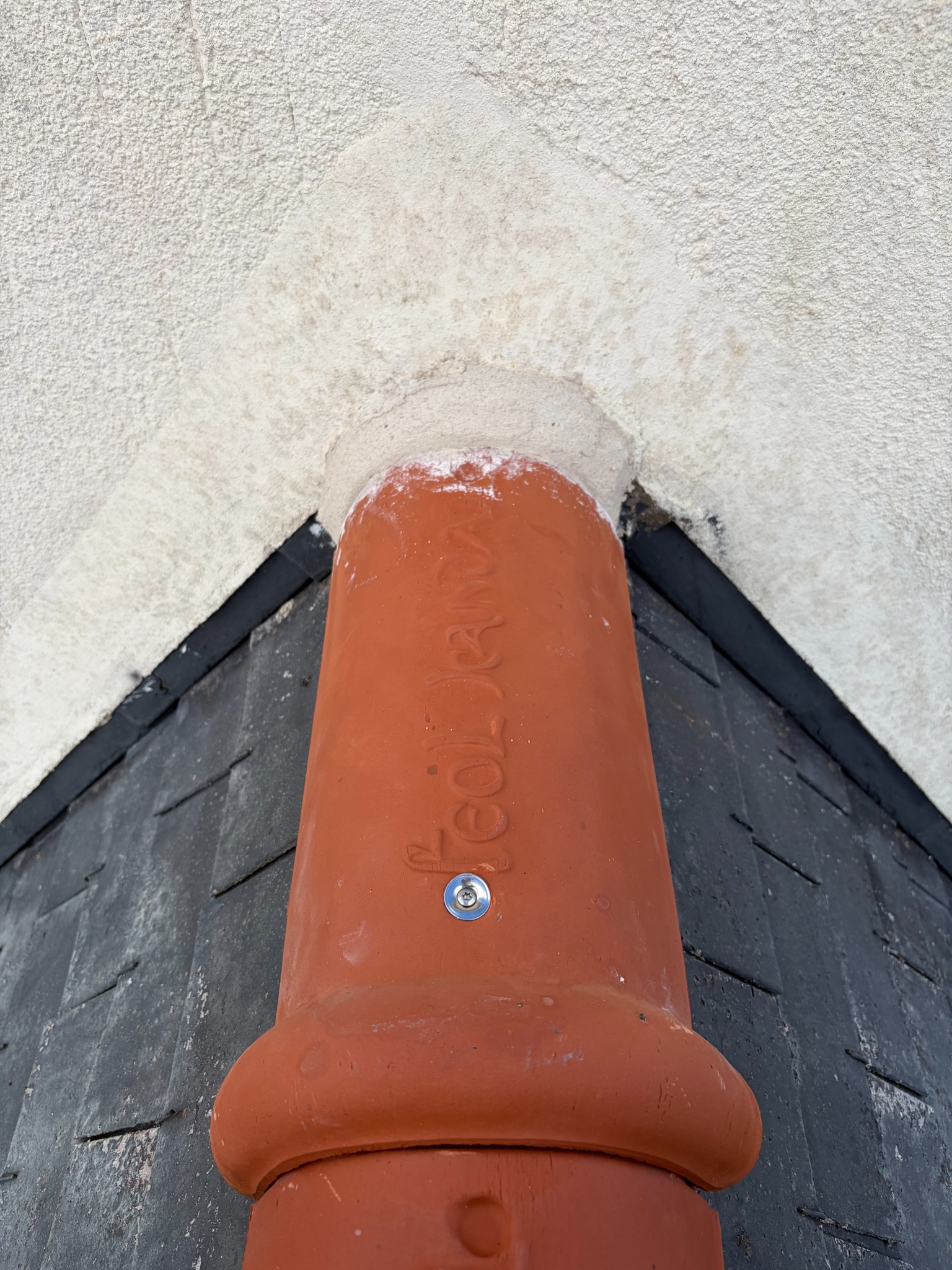 Détail de la nouvelle faîtière et de sa jonction contre la cheminée