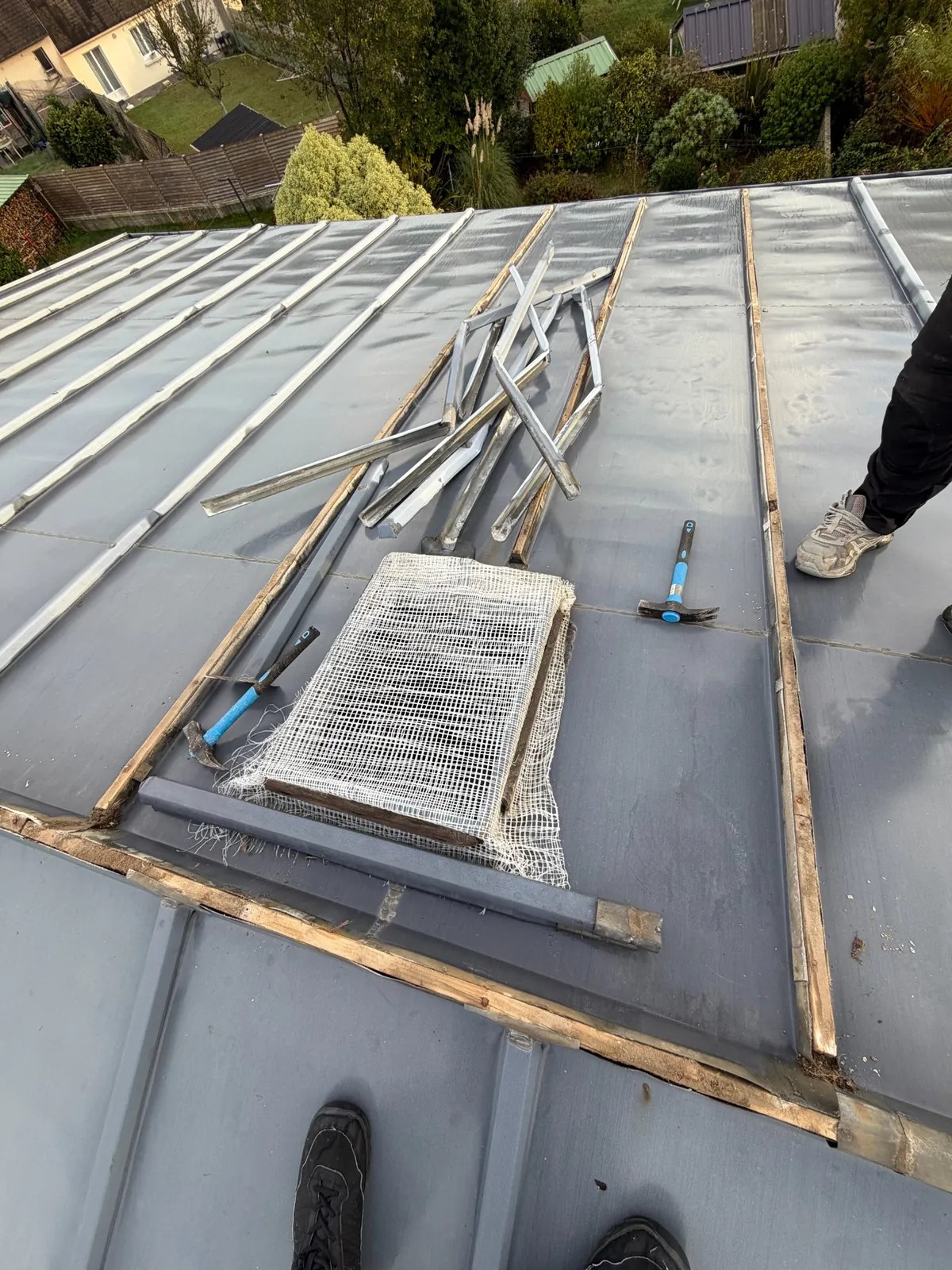 Dépose des couvre-joints d’une toiture en zinc sur tasseaux à Brest