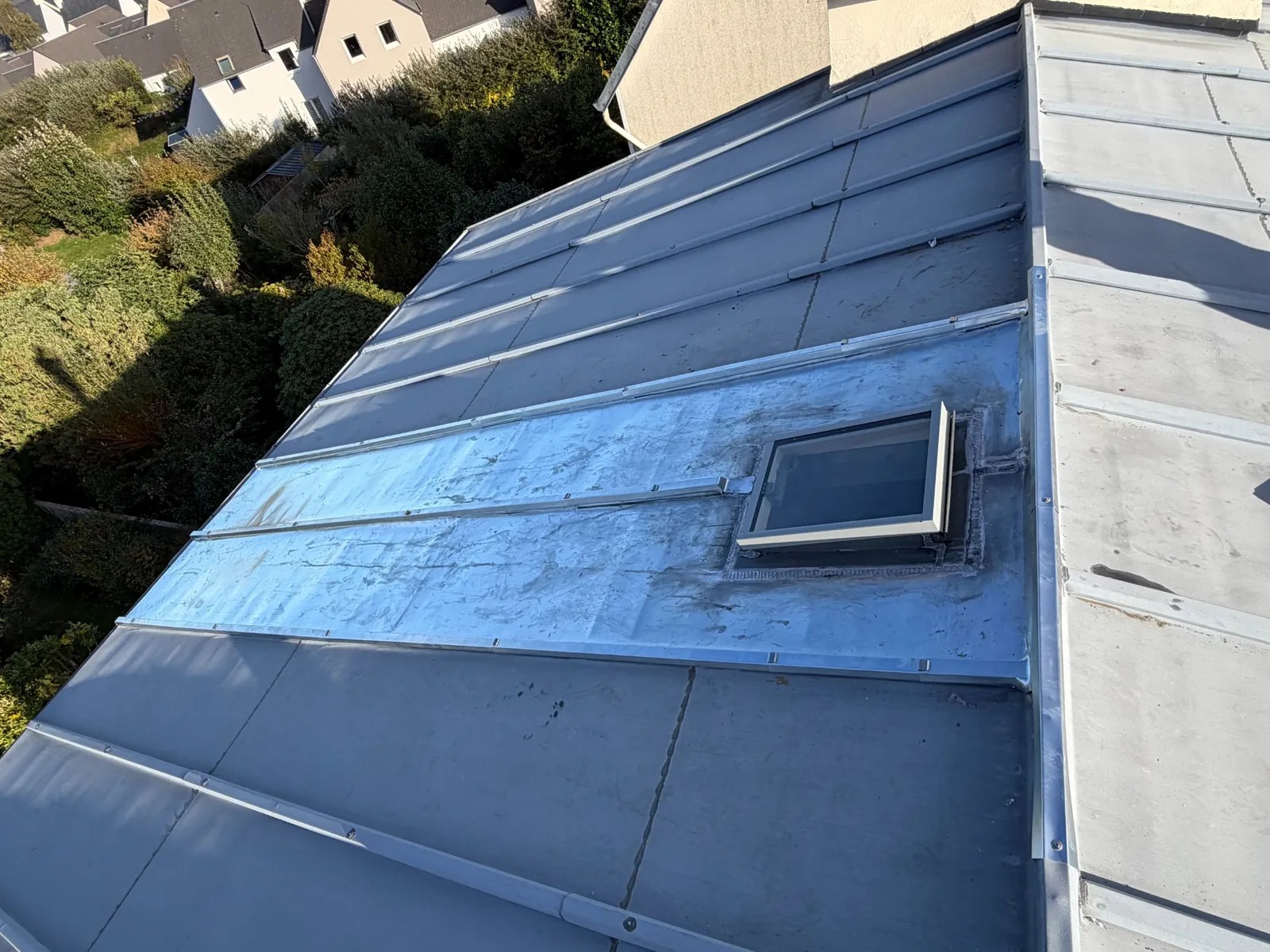 Vue d’ensemble d’une rénovation partielle de toiture en zinc sur tasseaux à Brest